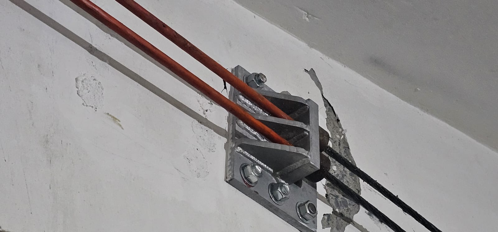 Reforço com chapas e protensão